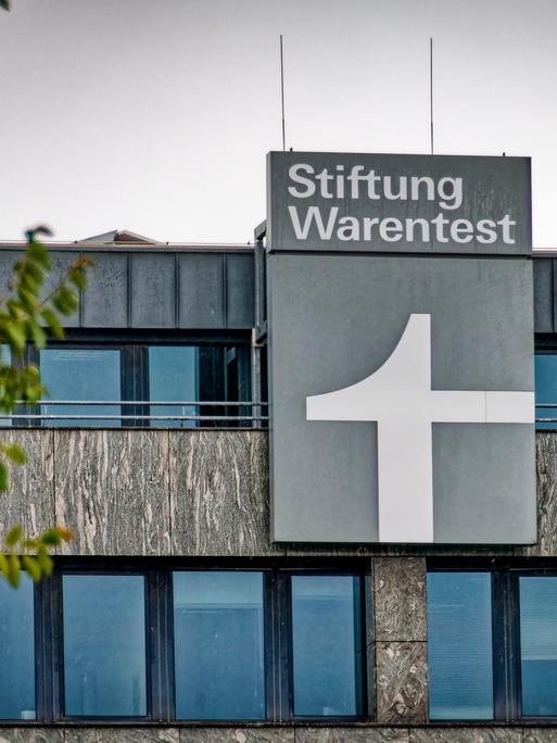 Das Logo der Stiftung Warentest an der Fassade ihres Sitzes am Lützowplatz in Berlin