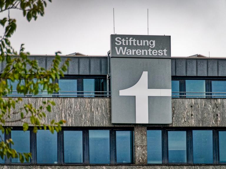 Das Logo der Stiftung Warentest an der Fassade ihres Sitzes am Lützowplatz in Berlin