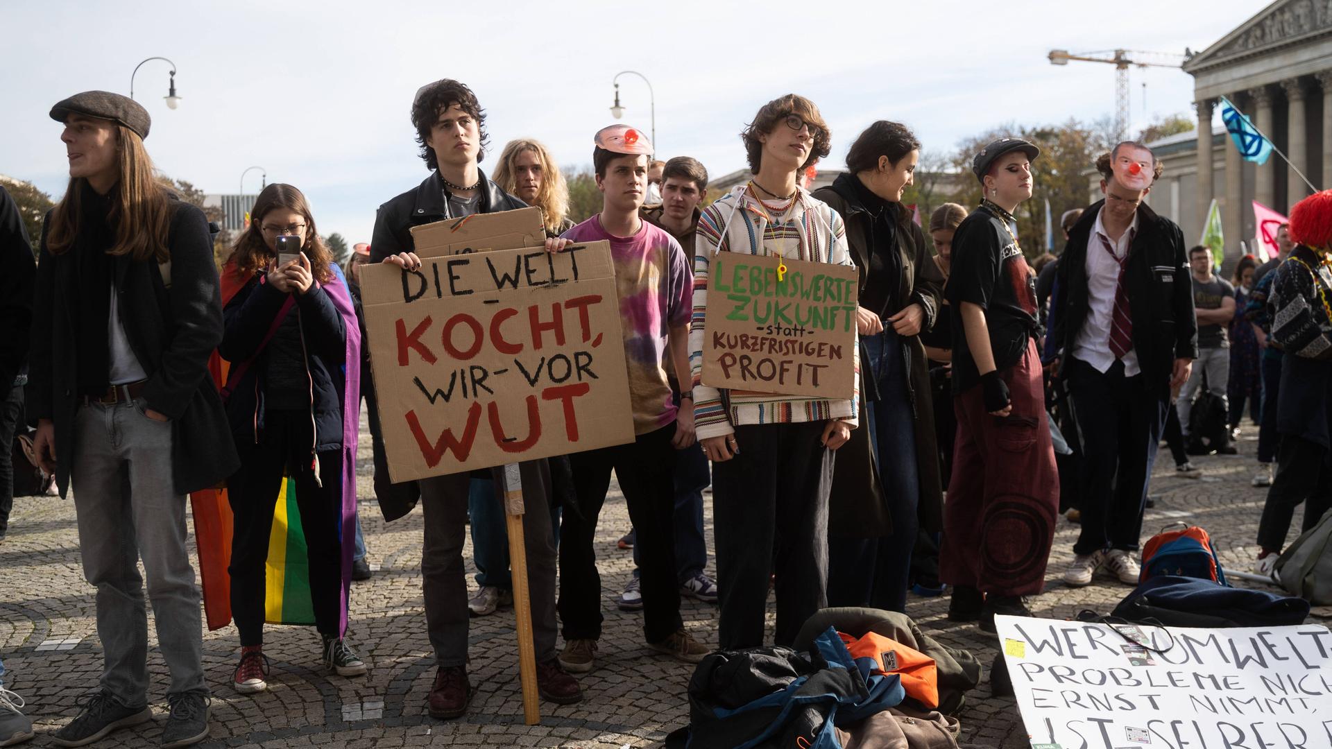No Future? Diese Jugendlichen hoffen, wenigstens beim Klima noch retten zu können, was zu retten ist. Sie protestieren gegen das bayerische Klimaschutzgesetz. 