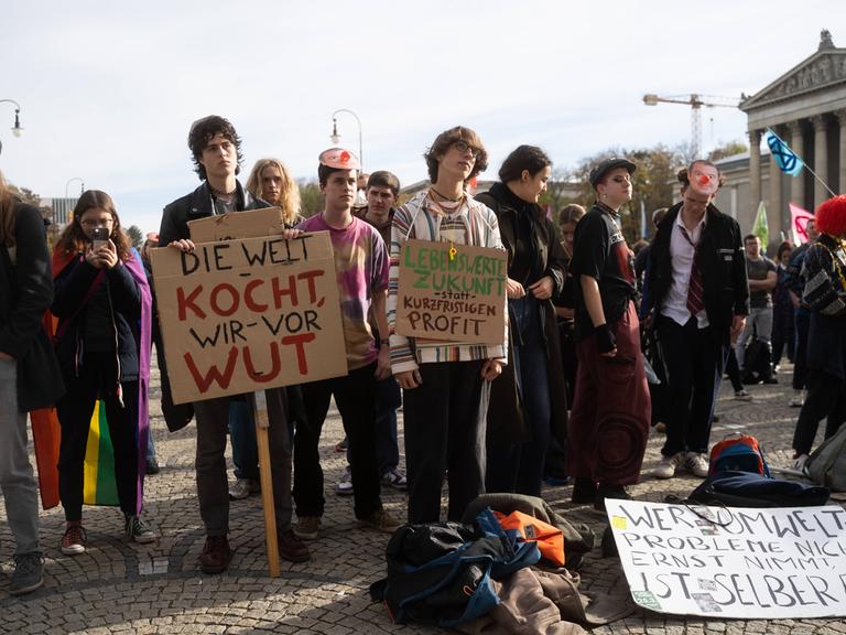 No Future? Diese Jugendlichen hoffen, wenigstens beim Klima noch retten zu können, was zu retten ist. Sie protestieren gegen das bayerische Klimaschutzgesetz. 