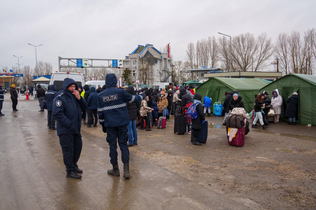 Menschen aus der Ukraine kommen über die Grenze in die Republik Moldau.