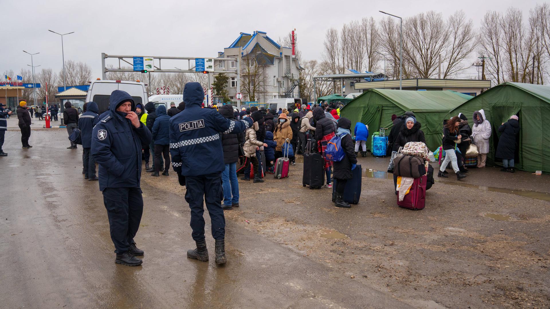 Menschen aus der Ukraine kommen über die Grenze in die Republik Moldau. Menschen aus der Ukraine kommen über die Grenze in die Republik Moldau.