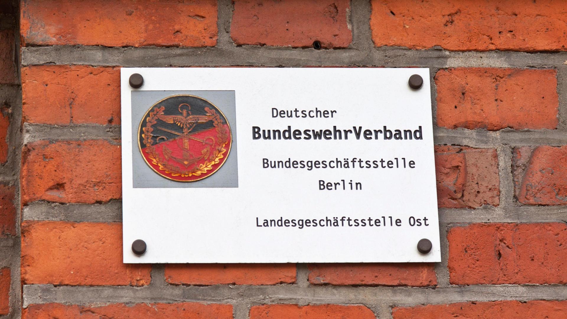 Das Schild es Deutschen Bundeswehrverbandes an der Bundesgeschäftsstelle in Berlin Das Schild es Deutschen Bundeswehrverbandes an der Bundesgeschäftsstelle in Berlin