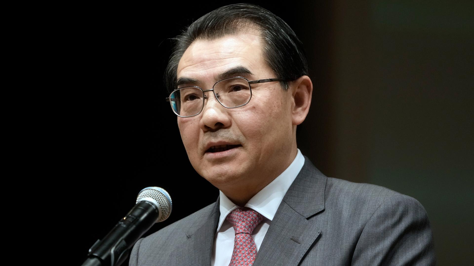 Der chinesische Botschafter in Japan, Wu Jianghao, spricht in ein Mikrofon.