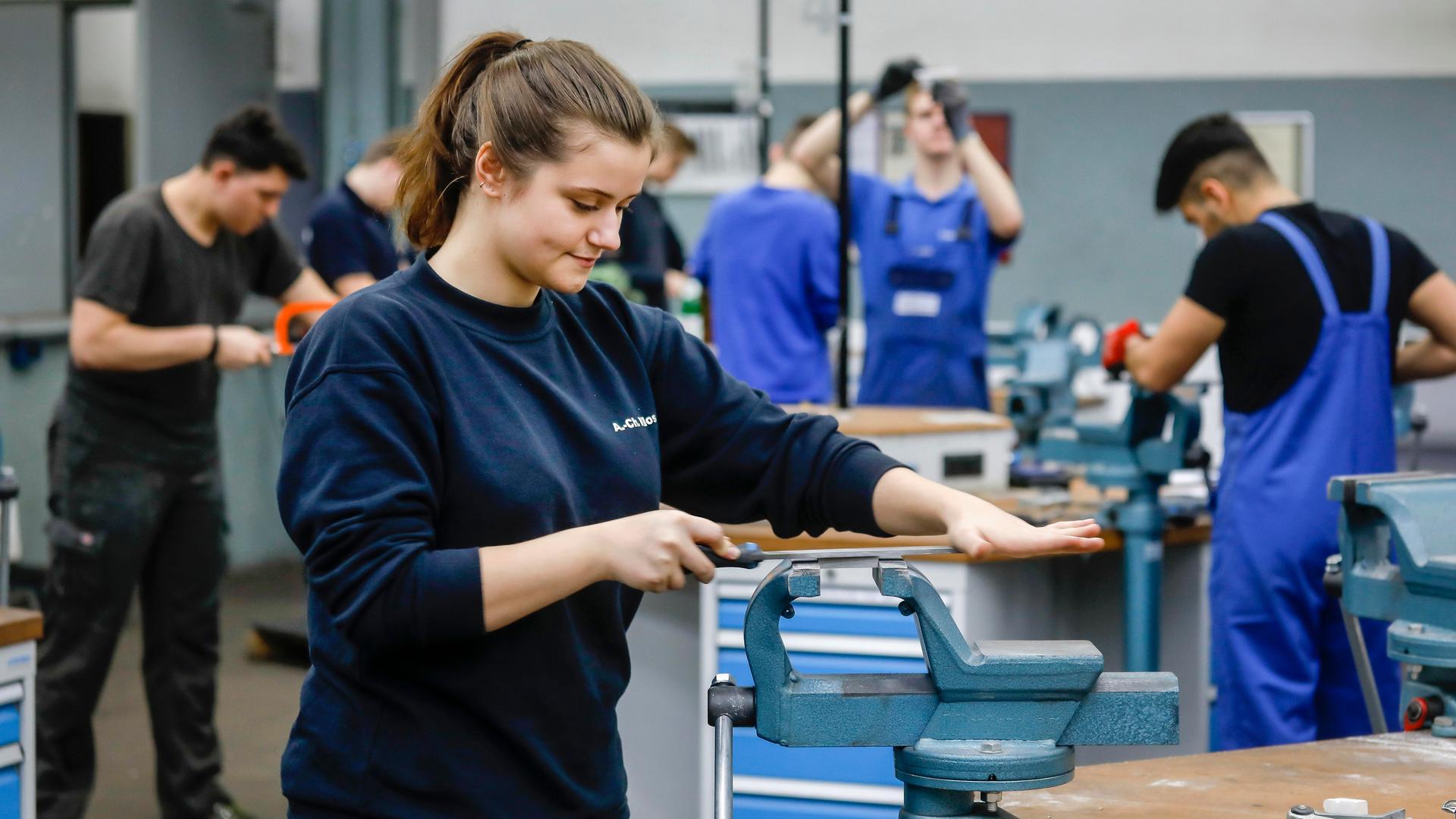 Auszubildende in Metallberufen hier bei der Grundausbildung, Berufsbildungszentrum der Remscheider Metall- und Elektroindustrie. || Modellfreigabe vorhanden