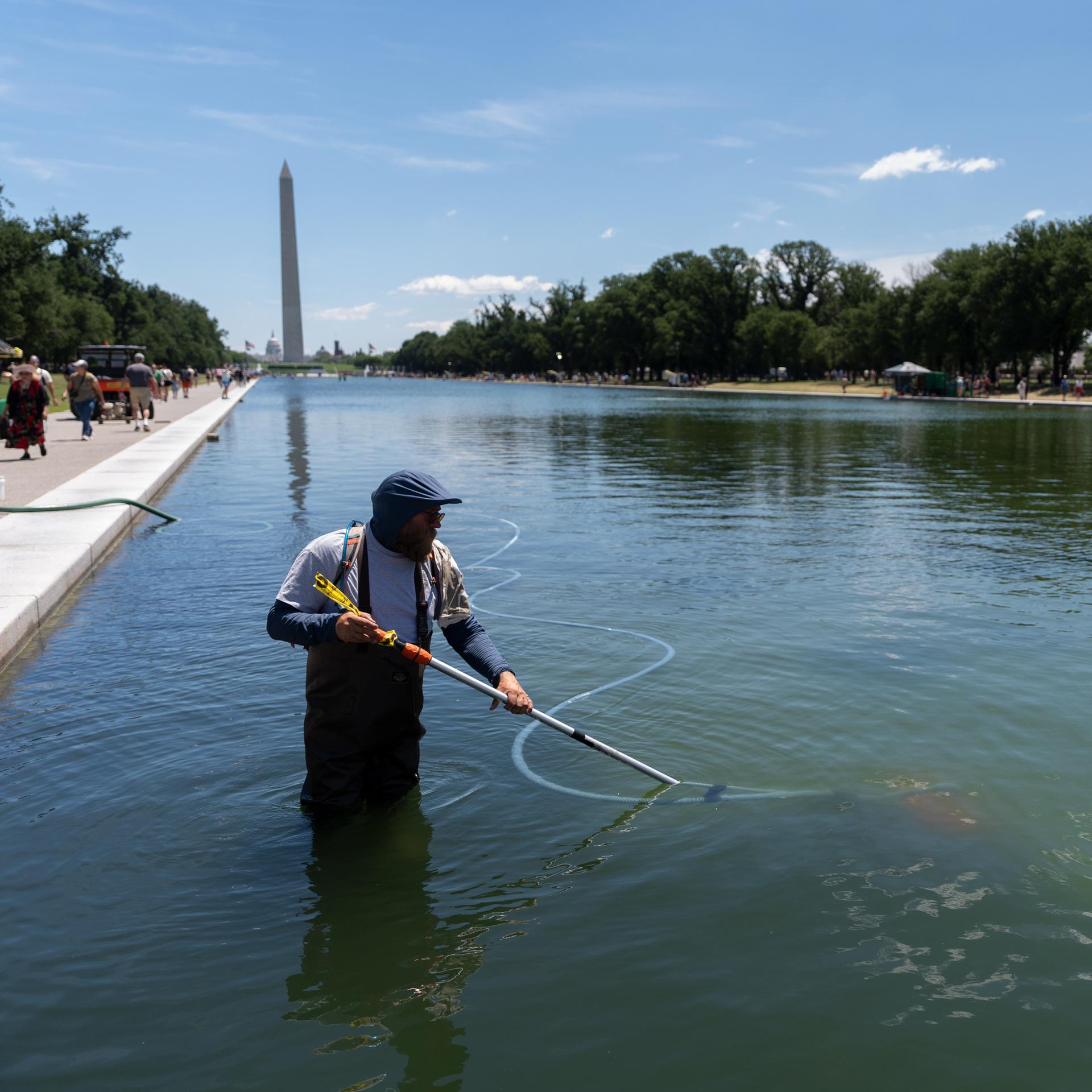 Ein Mitarbeiter des National Park Service reinigt das Becken des Lincoln Memorials in Washington.