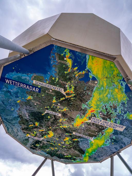 Modell von einem Wetterradar mit einer Wetterkarte im Wetterpark Offenbach