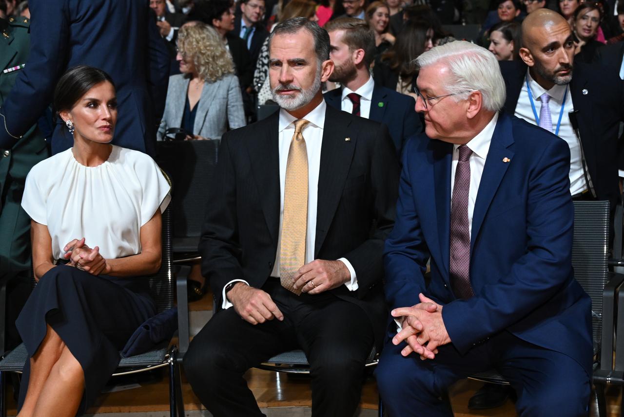 König Felipe VI von Spanien (M) und Königin Letizia sowie Bundespräsident Frank-Walter Steinmeier haben zur Eröffnung der Frankfurter Buchmesse ihre Plätze eingenommen. Gastland der weltgrößten Bücherschau ist in diesem Jahr Spanien. König Felipe VI von Spanien (M) und Königin Letizia sowie Bundespräsident Frank-Walter Steinmeier haben zur Eröffnung der Frankfurter Buchmesse ihre Plätze eingenommen. Gastland der weltgrößten Bücherschau ist in diesem Jahr Spanien.