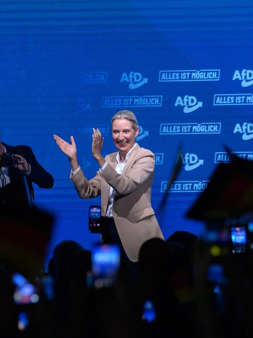 Alice Weidel, Bundesvorsitzende der AfD, beim Wahlkampfauftakt der AfD Sachsen-Anhalt auf der Bühne.