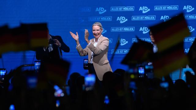 Alice Weidel, Bundesvorsitzende der AfD, beim Wahlkampfauftakt der AfD Sachsen-Anhalt auf der Bühne.