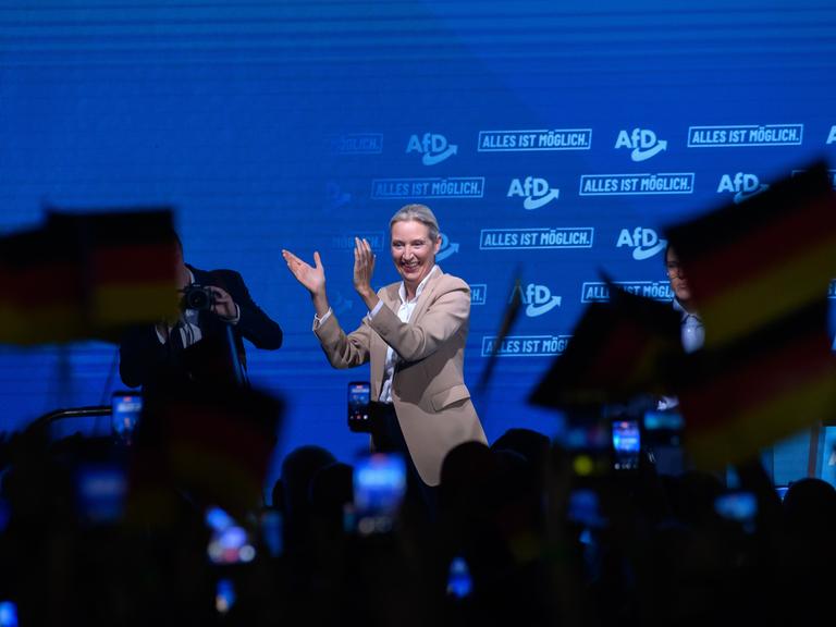 Alice Weidel, Bundesvorsitzende der AfD, beim Wahlkampfauftakt der AfD Sachsen-Anhalt auf der Bühne.