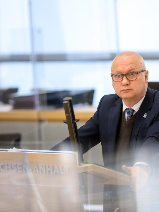 Oliver Kirchner, Fraktionsversitzender der AfD im Landtag von Sachsen-Anhalt, steht im Plenarsaal des Landtages am Rednerpult.