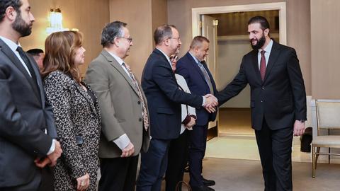 Der syrische Übergangspräsident al-Scharaa wird von Vertretern syrisch-amerikanischer Organisationen mit Handschlag begrüßt