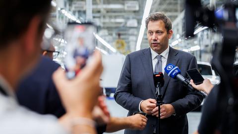 Bundesfinanzminister Lars Klingbeil steht während eines Pressestatements im BMW-Werk im US-Bundesstaat South Carolina im Rahmen des G-20 Treffens vor Presseleuten und spricht in die Mikrofone.