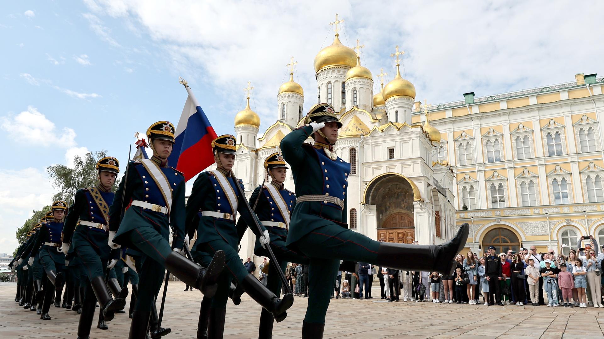 Soldaten marschieren während einer Zeremonie für Rekruten des Präsidentenregiments des russischen Föderalen Sicherheitsdienstes, um auf dem Sobornaja-Platz des Moskauer Kremls feierliche Eide zu schwören