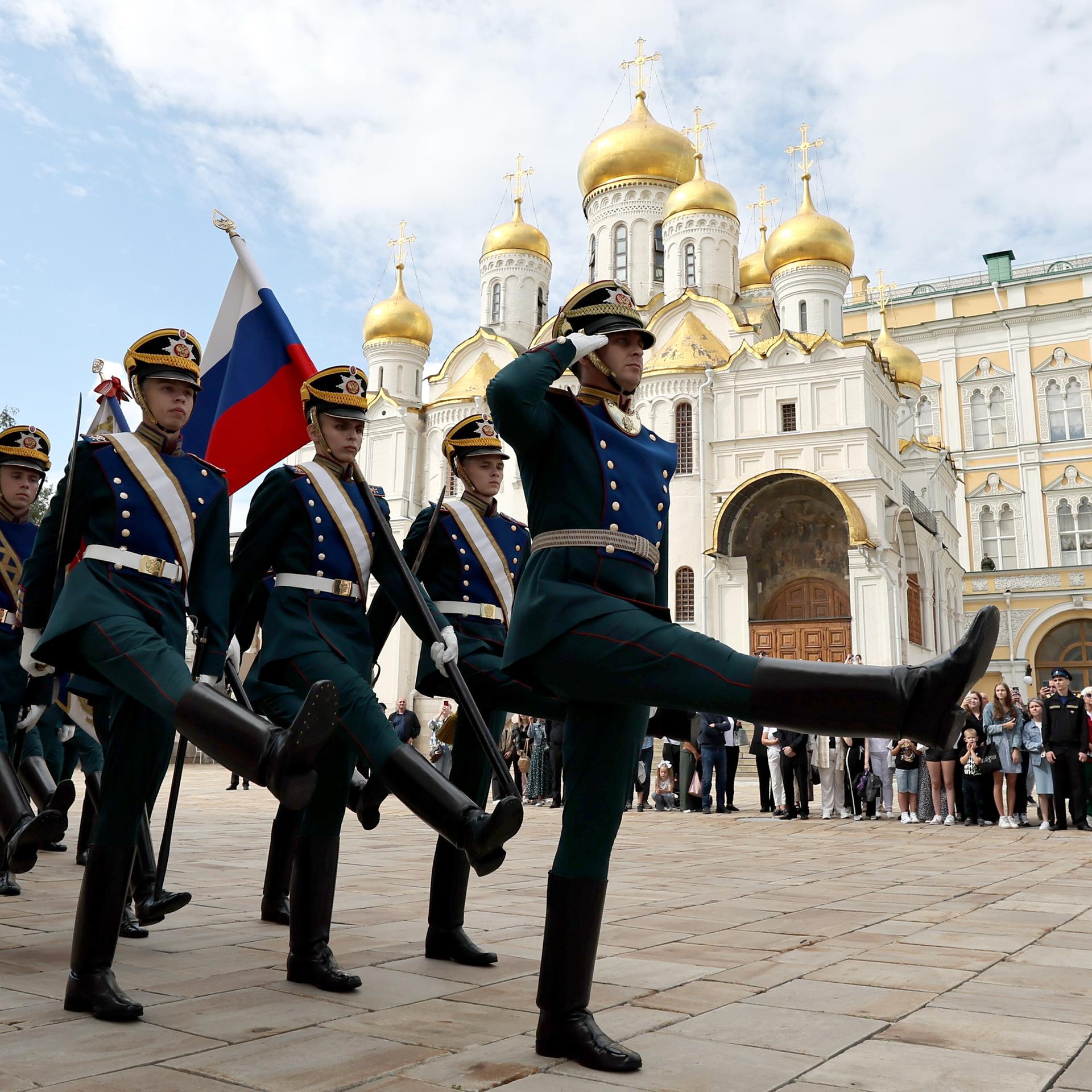 Soldaten marschieren während einer Zeremonie für Rekruten des Präsidentenregiments des russischen Föderalen Sicherheitsdienstes, um auf dem Sobornaja-Platz des Moskauer Kremls feierliche Eide zu schwören