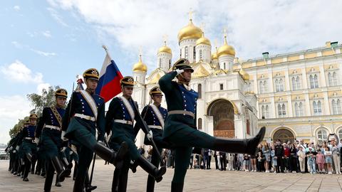 Soldaten marschieren während einer Zeremonie für Rekruten des Präsidentenregiments des russischen Föderalen Sicherheitsdienstes, um auf dem Sobornaja-Platz des Moskauer Kremls feierliche Eide zu schwören