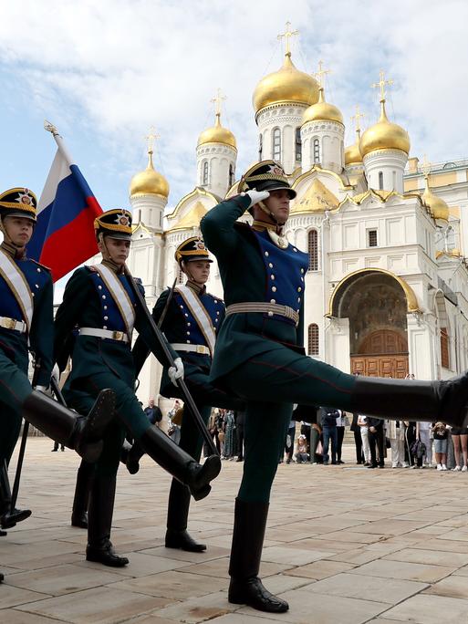 Soldaten marschieren während einer Zeremonie für Rekruten des Präsidentenregiments des russischen Föderalen Sicherheitsdienstes, um auf dem Sobornaja-Platz des Moskauer Kremls feierliche Eide zu schwören