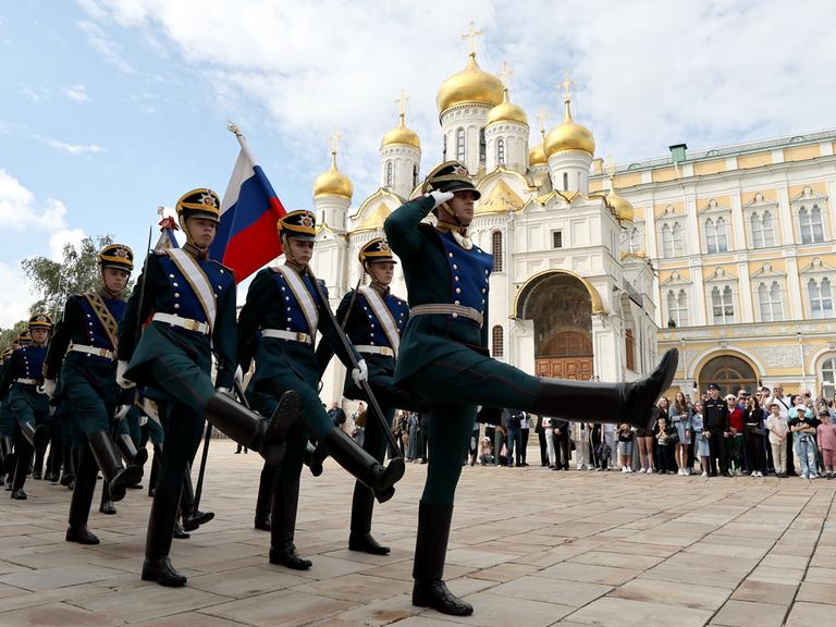 Soldaten marschieren während einer Zeremonie für Rekruten des Präsidentenregiments des russischen Föderalen Sicherheitsdienstes, um auf dem Sobornaja-Platz des Moskauer Kremls feierliche Eide zu schwören