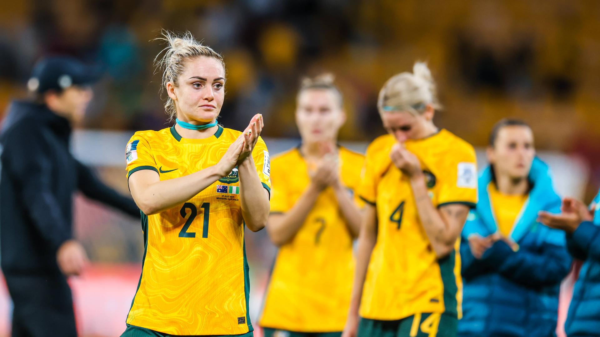 Ellie Carpenter, Fußball-Nationalspielerin Australiens, bedankt sich nach einem Gruppenspiel bei den Fans im Stadion und klatscht in die Hände.