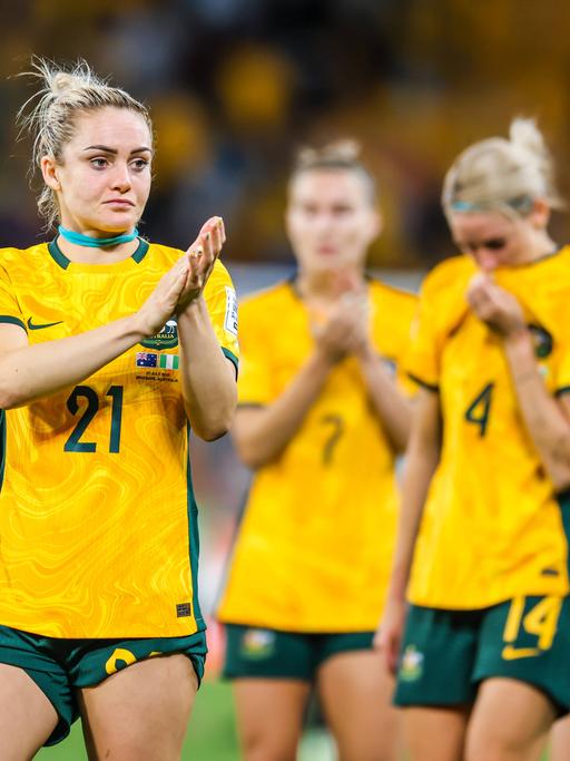 Ellie Carpenter, Fußball-Nationalspielerin Australiens, bedankt sich nach einem Gruppenspiel bei den Fans im Stadion und klatscht in die Hände.