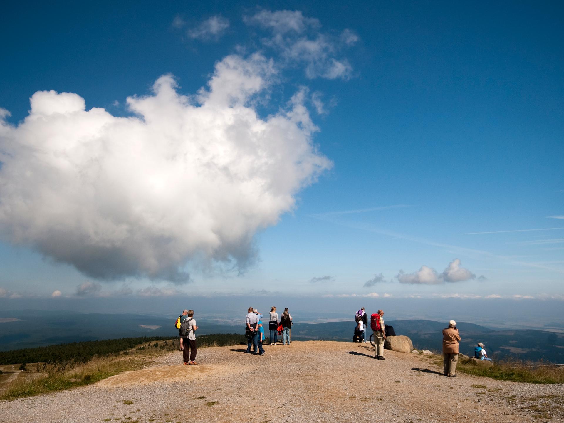Menschen, die auf den Brocken im Harz gewandert sind, sie blicken über die Wälder und Landschaften des Harzes (Symbolbild)