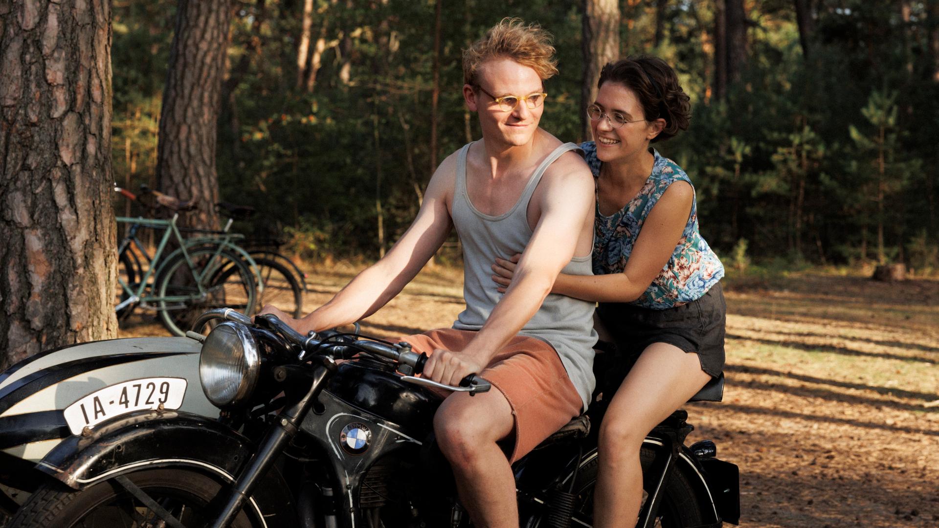 Filmstill aus "In Liebe Eure Hilde": Hans (Johannes Hegemann) und Hilde (Liv Lisa Fries) auf dem Motorrad.