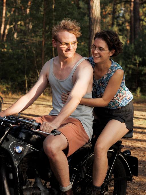 Filmstill aus "In Liebe Eure Hilde": Hans (Johannes Hegemann) und Hilde (Liv Lisa Fries) auf dem Motorrad.