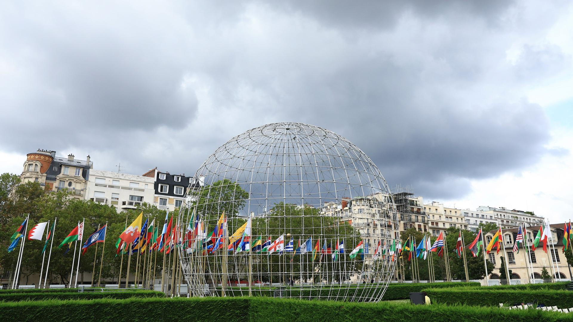 Blick auf den Garten des Unesco-Hauptquartiers in Paris, Frankreich.