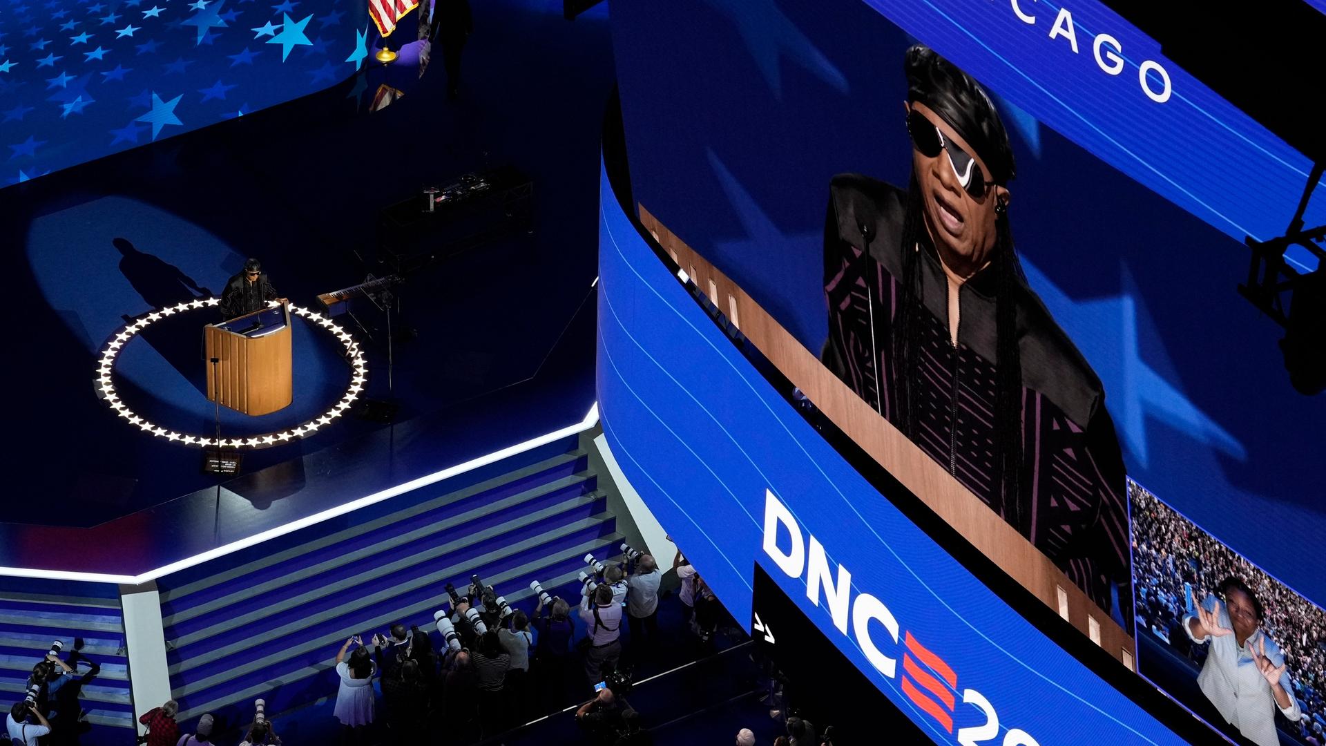 Stevie Wonder spricht während des Norminierungsparteitags der Demokraten am Mittwoch, den 21. August 2024, in Chicago.