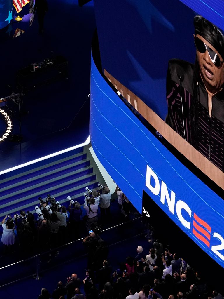 Stevie Wonder spricht während des Norminierungsparteitags der Demokraten am Mittwoch, den 21. August 2024, in Chicago.