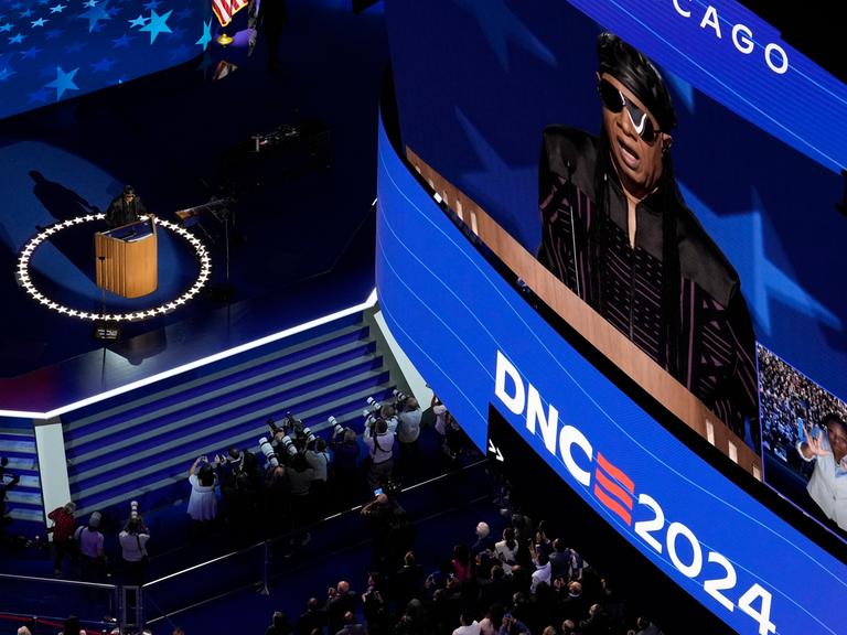 Stevie Wonder spricht während des Norminierungsparteitags der US-Demokraten am Mittwoch, den 21. August 2024, in Chicago.
