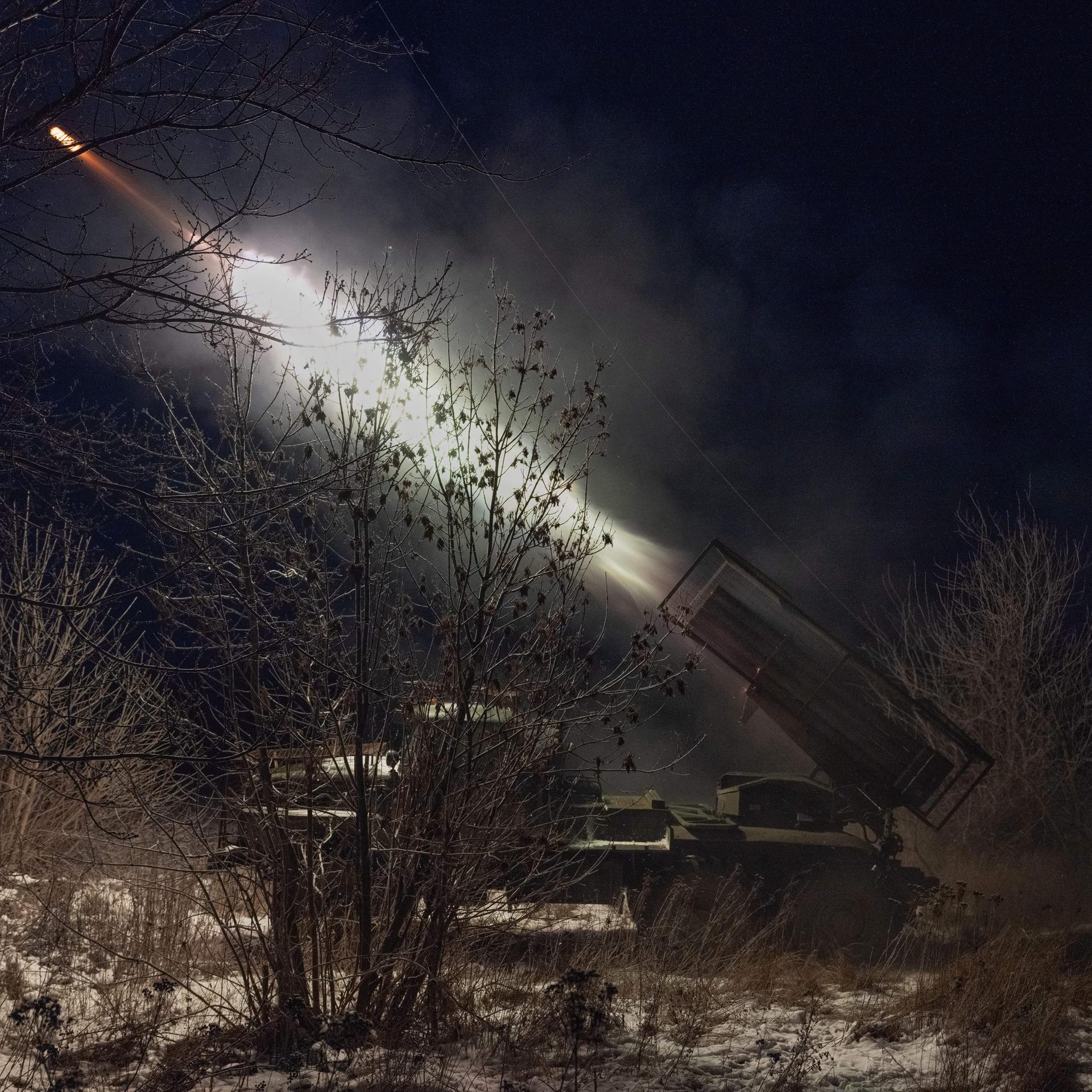 Druschkiwka: Ein MRLS BM-21 "Grad" feuert in Richtung russischer Armeestellungen in Richtung Druzhkivka, Region Donezk.