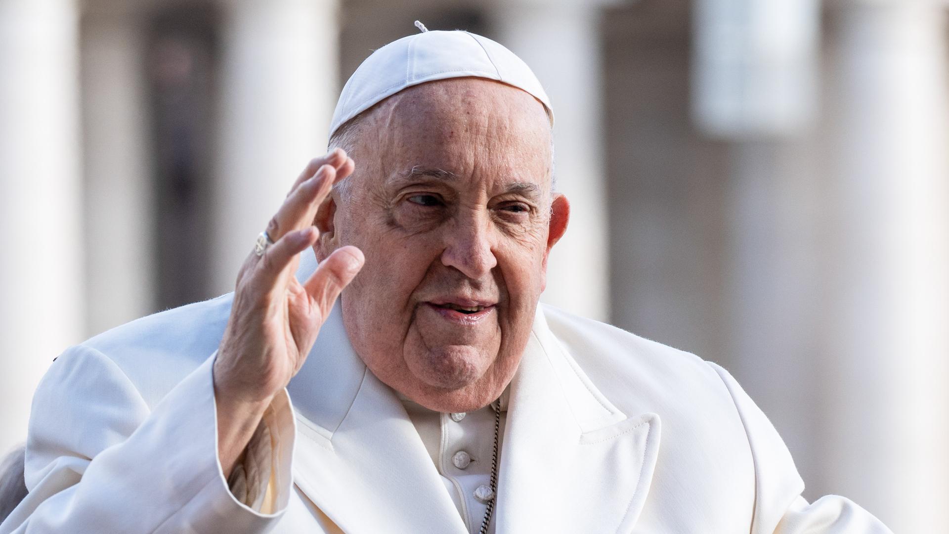 Papst Franziskus winkt mit der rechten Hand