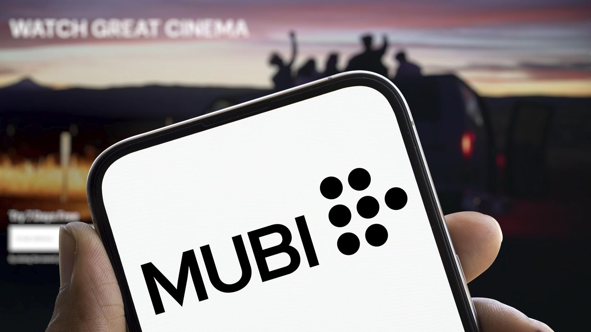 Das MUBI Logo wird auf dem Smartphone angezeigt. Mubi ist eine Plattform für Video Streaming Das MUBI Logo wird auf dem Smartphone angezeigt. Mubi ist eine Plattform für Video Streaming