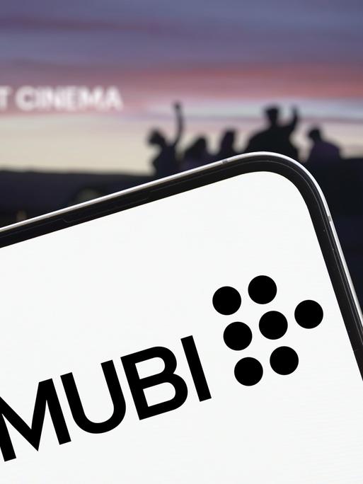 Das MUBI Logo wird auf dem Smartphone angezeigt. Mubi ist eine Plattform für Video Streaming