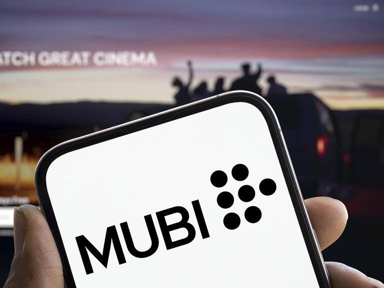 Das MUBI Logo wird auf dem Smartphone angezeigt. Mubi ist eine Plattform für Video Streaming