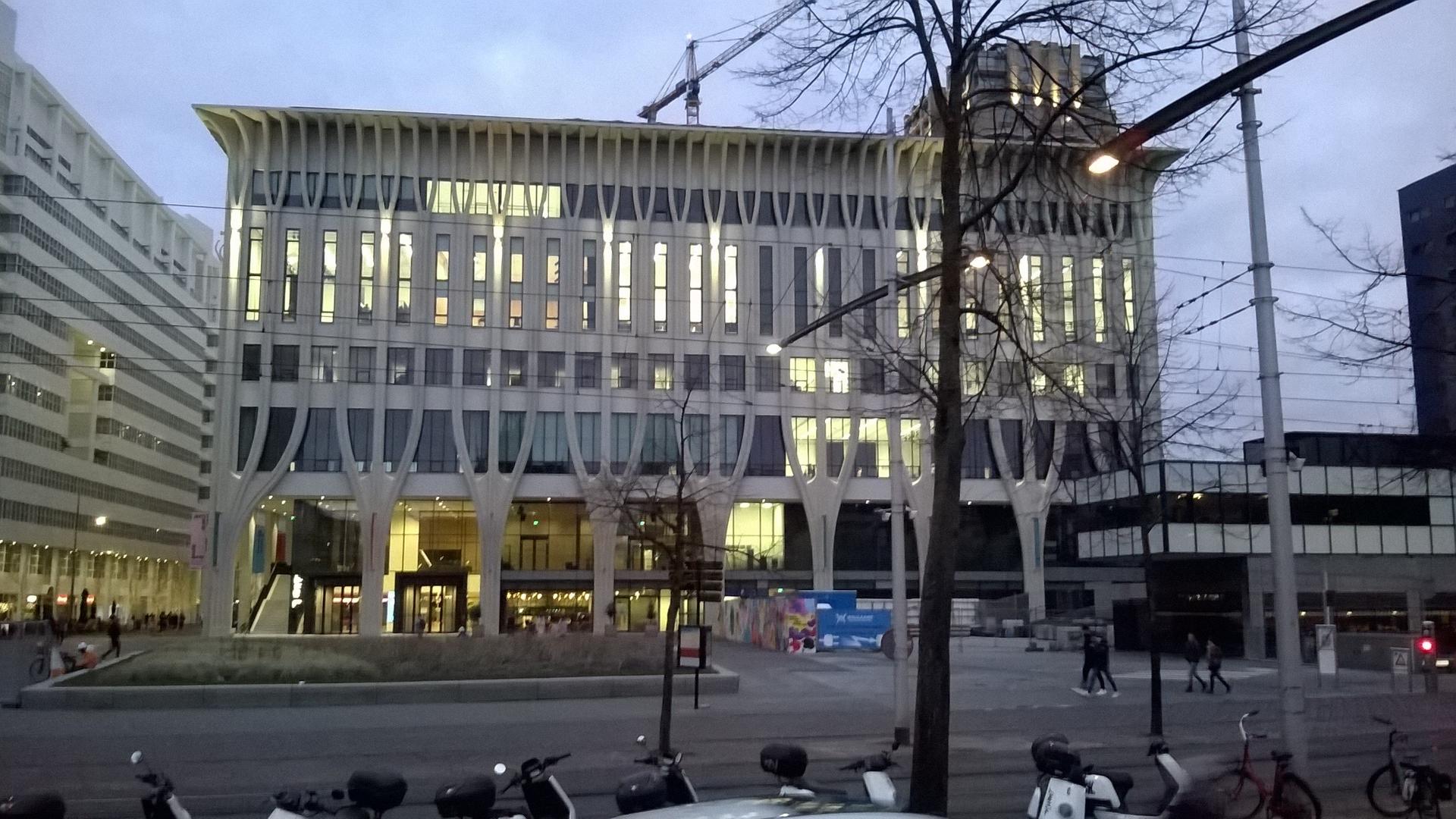 Ein großes Haus, dessen Fassade aus charakteristischen Verstrebungen besteht. Ein großes Haus, dessen Fassade aus charakteristischen Verstrebungen besteht.