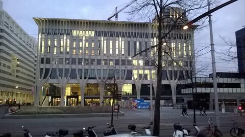 Ein großes Haus, dessen Fassade aus charakteristischen Verstrebungen besteht.