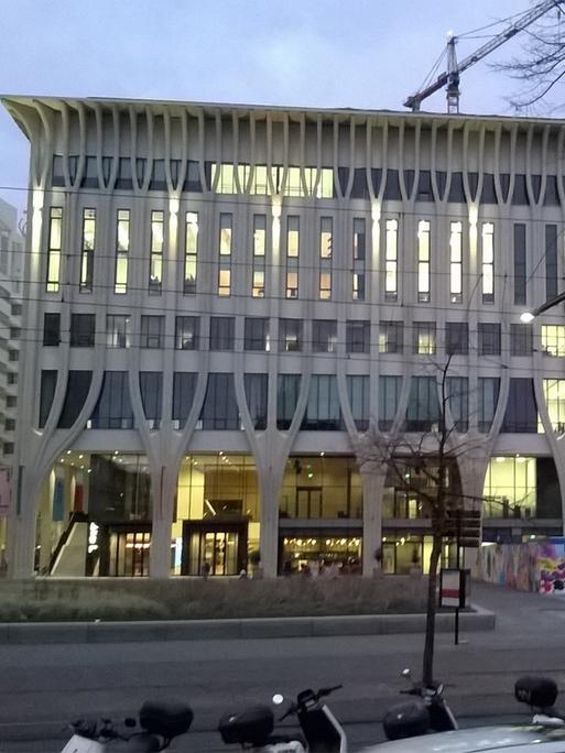 Ein großes Haus, dessen Fassade aus charakteristischen Verstrebungen besteht.