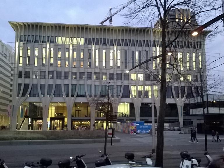 Ein großes Haus, dessen Fassade aus charakteristischen Verstrebungen besteht.