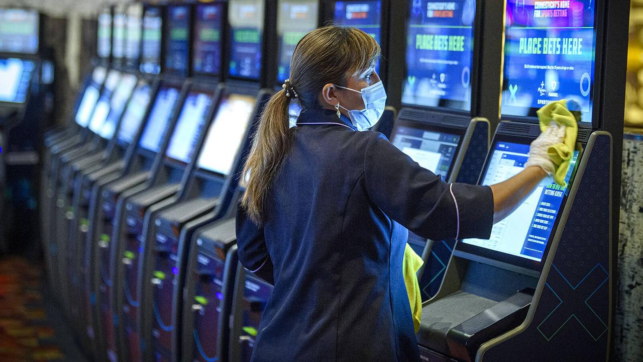 Eine Kasinomitarbeiter in den USA reinigt die Sportwetten-Kioske