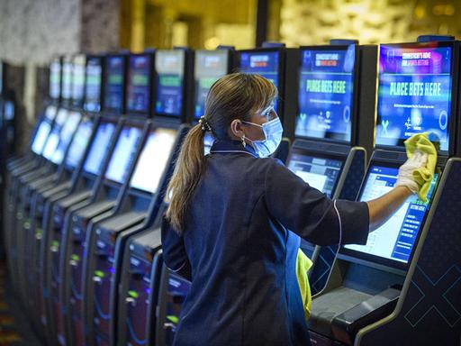 Eine Kasinomitarbeiter in den USA reinigt die Sportwetten-Kioske