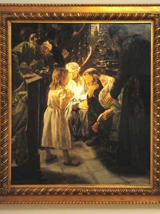 An der Wand links hängt "Der zwölfjährige Jesus im Tempel" von Max Liebermann. Rechts stehen Besucher der Ausstellung, die dem Betrachter den Rücken zuwenden. An der Wand links hängt "Der zwölfjährige Jesus im Tempel" von Max Liebermann. Rechts stehen Besucher der Ausstellung, die dem Betrachter den Rücken zuwenden.