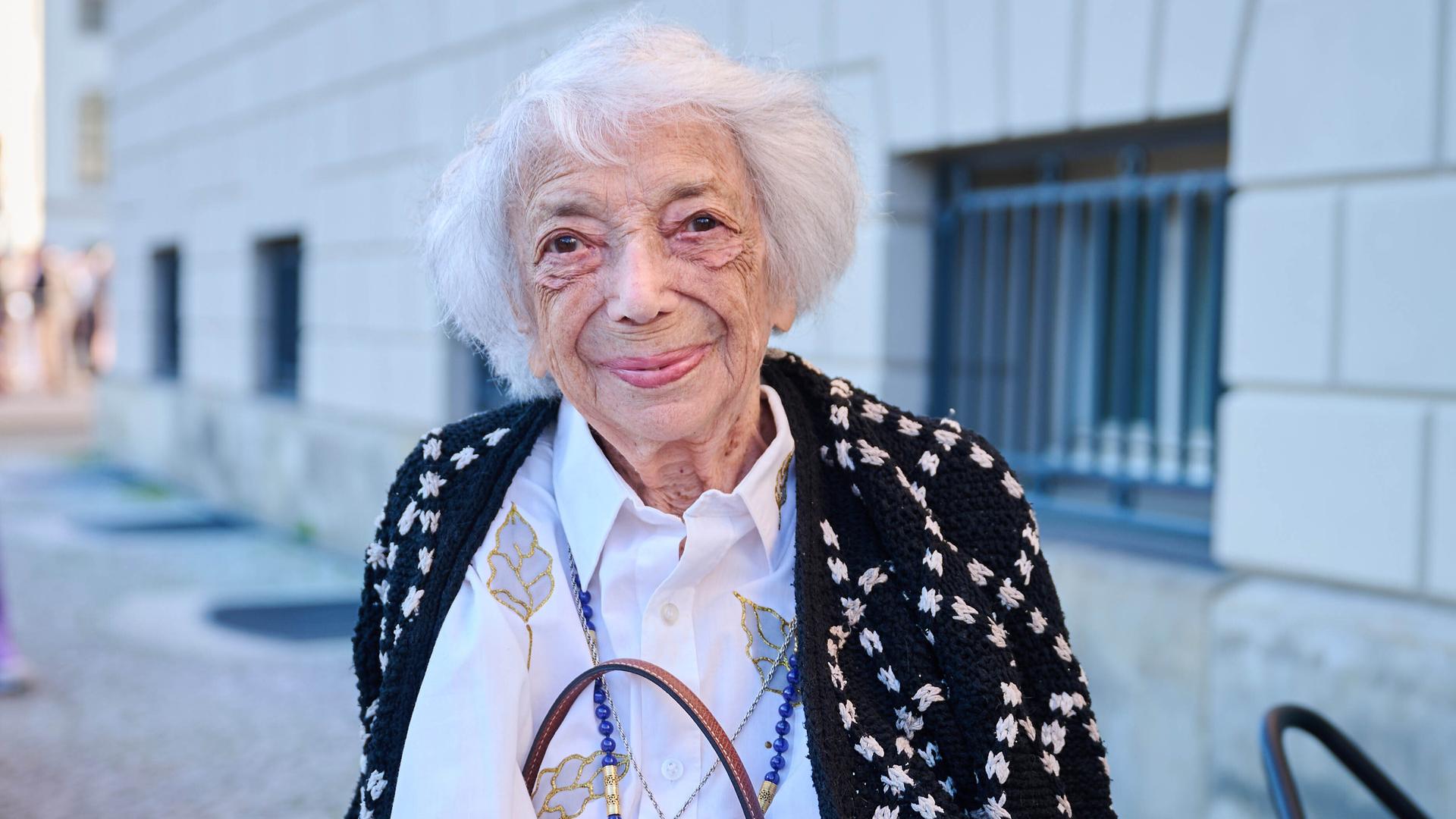 Margot Friedländer, deutsche Überlebende des Holocaust, vor einem Gebäude