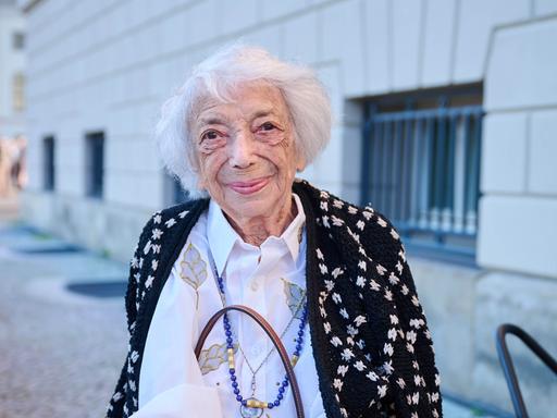 Margot Friedländer, deutsche Überlebende des Holocaust, vor einem Gebäude Margot Friedländer, deutsche Überlebende des Holocaust, vor einem Gebäude