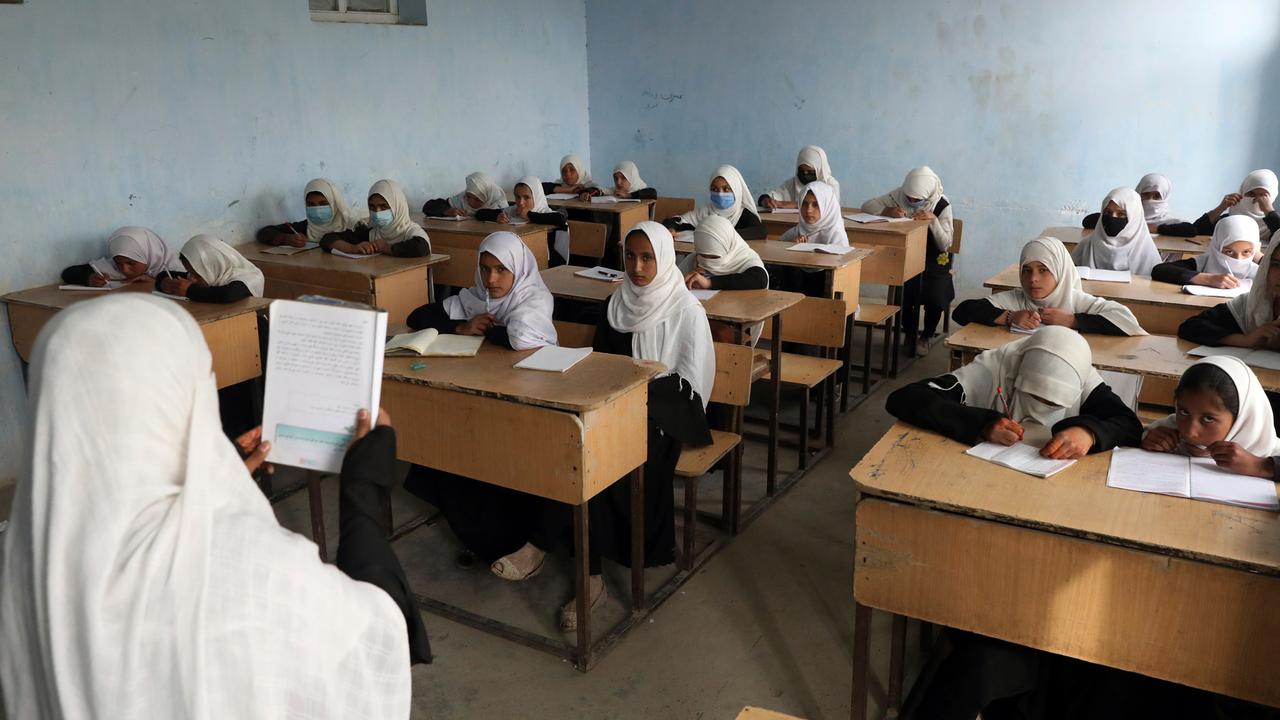 Mädchen mit weißen Kopftüchern in einer Grundschulklasse in Kabul