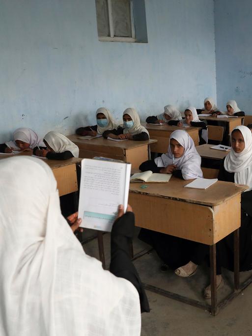 Mädchen mit weißen Kopftüchern in einer Grundschulklasse in Kabul