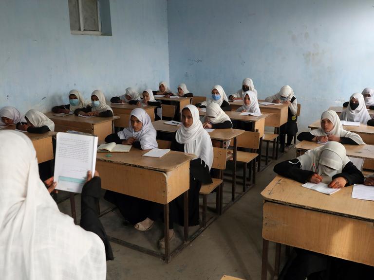 Mädchen mit weißen Kopftüchern in einer Grundschulklasse in Kabul