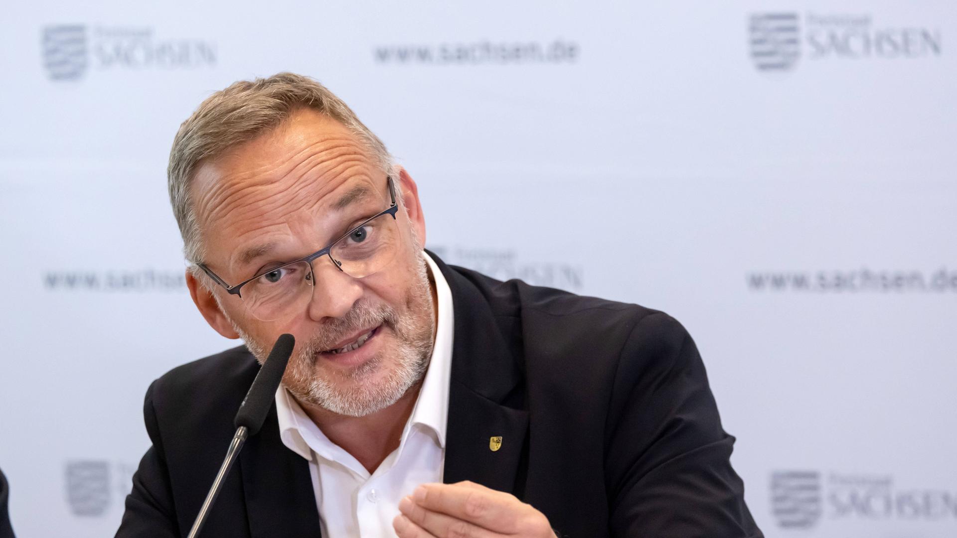 Der Landrat des Landkreis Mittelsachsen Dirk Neubauer Parteilos spricht bei einer Pressekonferenz in Freiberg am 19.09.2023. 